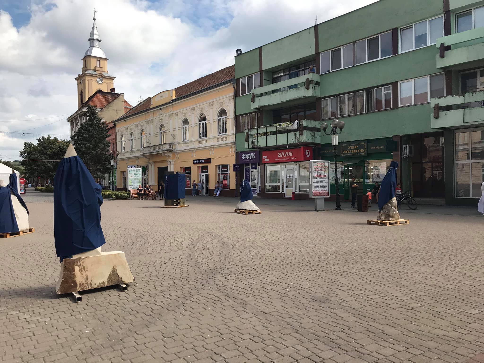 У Берегові відкрито виставку скульптур У Берегові відкрито виставку скульптур