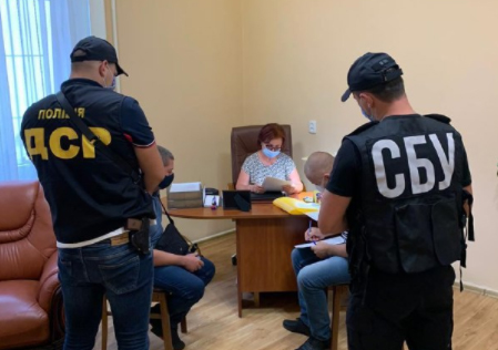 Обшуки у Закарпатській ОДА: екскерівниці департаменту охорони здоров’я закидають розтрату грошей Обшуки у Закарпатській ОДА: екскерівниці департаменту охорони здоров’я закидають розтрату грошей