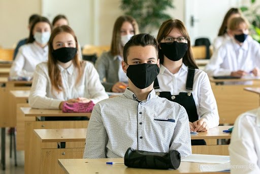 У школах "помаранчевої" зони вчителям під час уроків радять бути у захисному щитку У школах "помаранчевої" зони вчителям під час уроків радять бути у захисному щитку