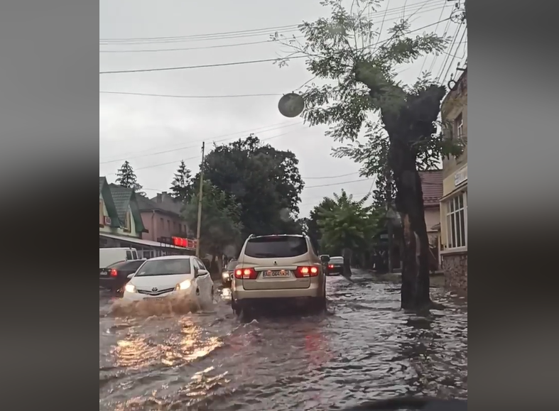 Затоплені дороги та тротуари: у мережі показали відео наслідків негоди на Закарпатті Затоплені дороги та тротуари: у мережі показали відео наслідків негоди у Перечині