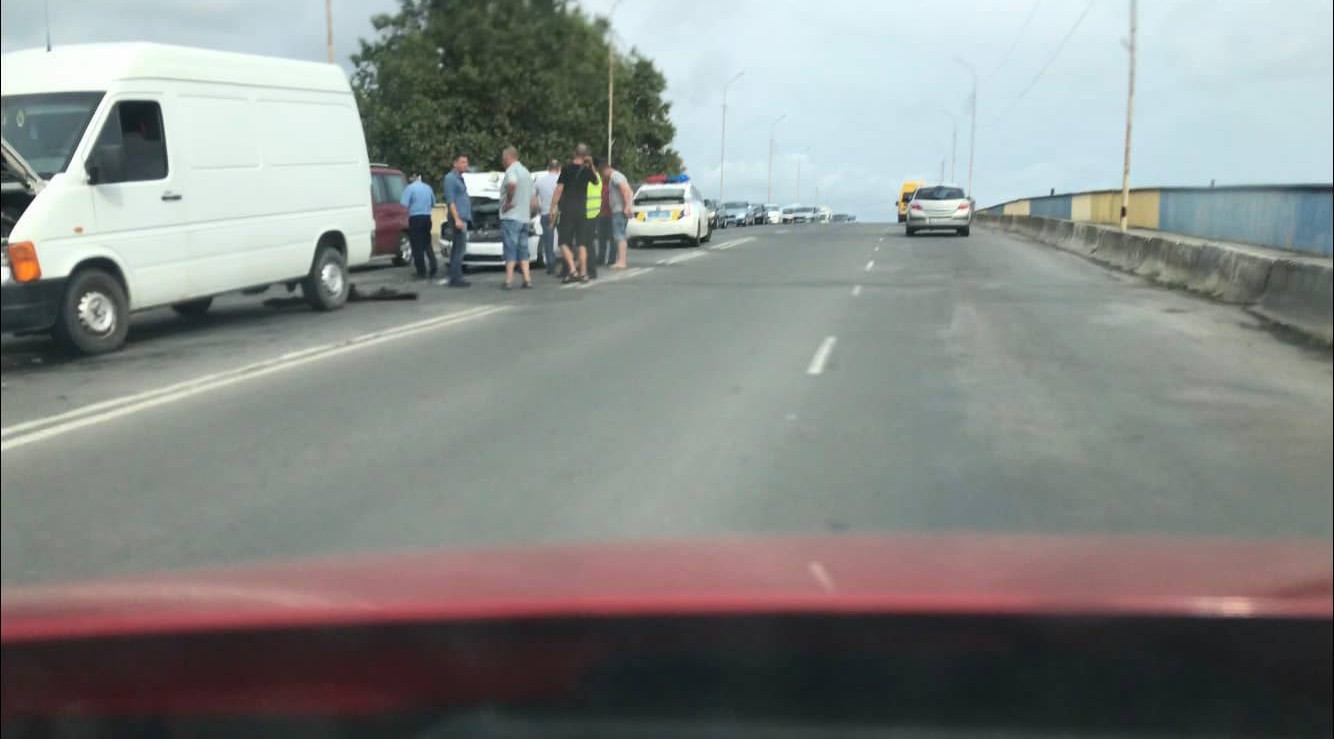 У Мукачеві на мосту зіткнулося кілька машин: опубліковано відео У Мукачеві на мосту поблизу ринку ГІД зіткнулося кілька машин: опубліковано відео