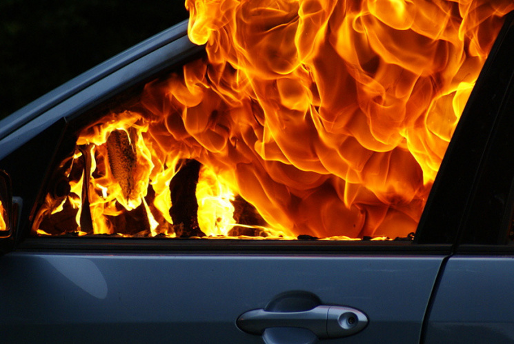 Вночі у селищі горіли відразу три автомобілі Вночі у селищі горіли відразу три автомобілі