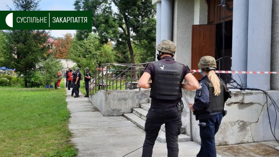 На Закарпатті у церкві шукають вибухівку: людей евакуйовано На Закарпатті у церкві шукають вибухівку: людей евакуйовано