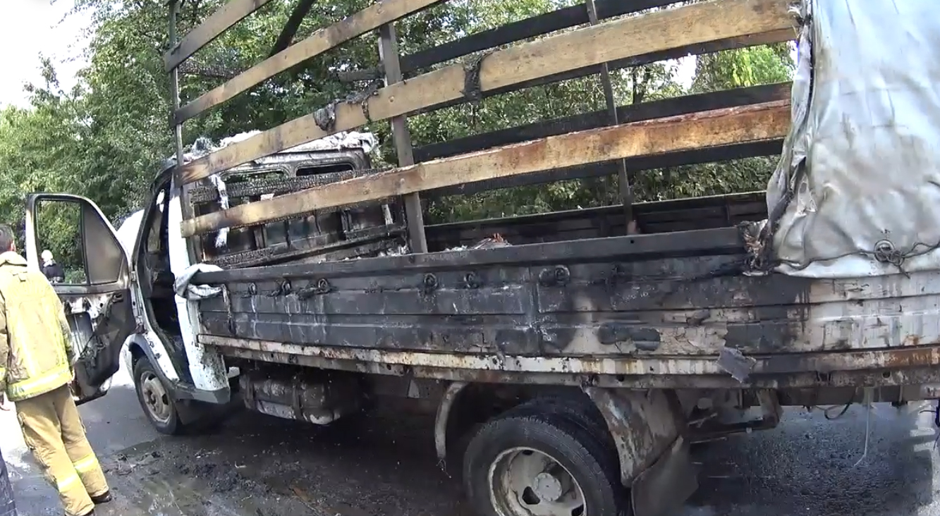 У Мукачеві біля заправки згорів автомобіль У Мукачеві біля заправки згорів автомобіль