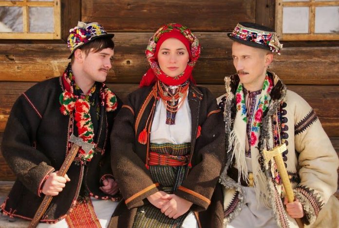 На Закарпатті презентували документальний фільм про гуцулів На Закарпатті презентували документальний фільм про гуцулів