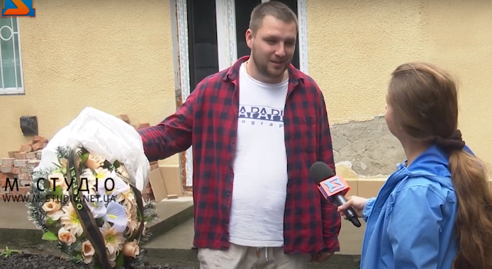 Чоловіку на будинок повісили поховальний вінок. До цього облили авто кров’ю та вибили вікно Чоловіку на будинок повісили поховальний вінок. До цього облили авто кров’ю та вибили вікно