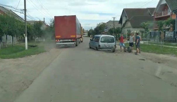 З авто відвалилась задня вісь з обома колесами З авто відвалилась задня вісь з обома колесами