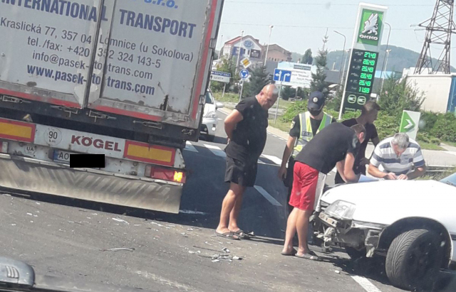 У Мукачеві легковик в’їхав у причеп фури У Мукачеві легковик в’їхав у причеп фури