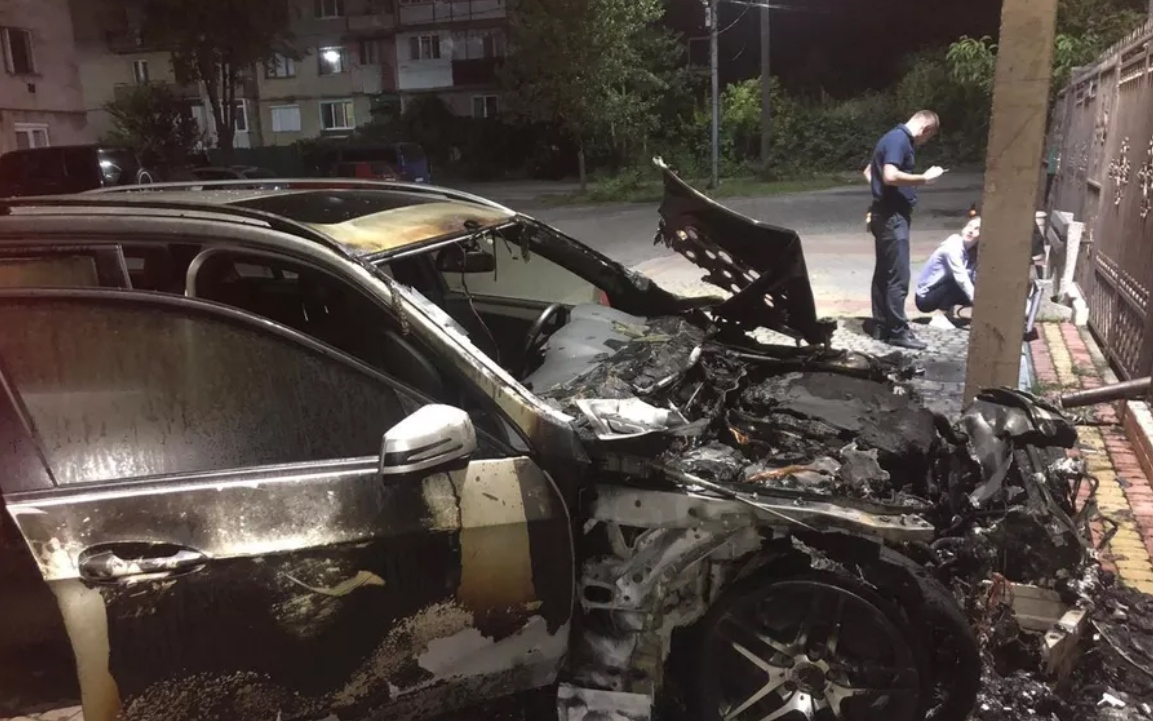 ЗМІ повідомляють, що на Закарпатті горів автомобіль лідера єврейської громади. Є відео ЗМІ повідомляють, що на Закарпатті горів автомобіль лідера єврейської громади. Є відео