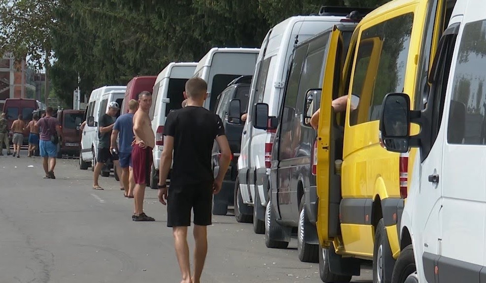 На кордоні із сусідньою країною кілометрові черги На кордоні із сусідньою країною кілометрові черги