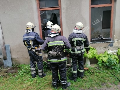 Пожежа у Мукачеві: сусіди винесли із квартири непритомного чоловіка Пожежа у Мукачеві: сусіди винесли із квартири непритомного чоловіка