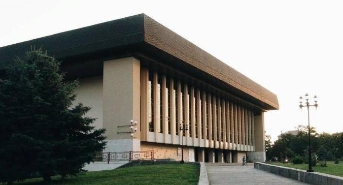 Закарпатський муздрамтеатр запрошує до глядацької зали Закарпатський муздрамтеатр запрошує до глядацької зали