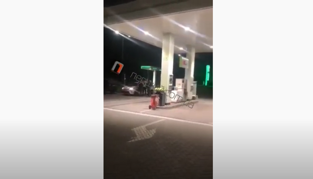 Три екіпажі поліції, сутичка, затримання: ЗМІ повідомляють про інцидент на АЗС Мукачева Три екіпажі поліції, сутичка, затримання: ЗМІ повідомляють про інцидент на АЗС Мукачева