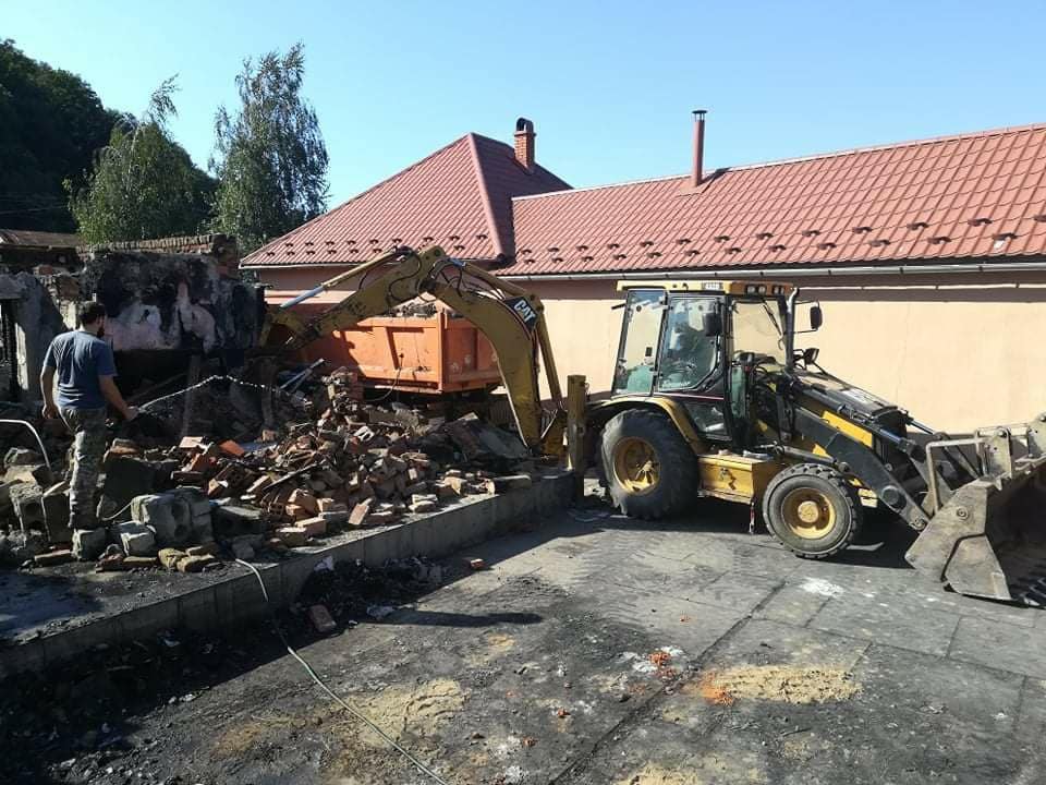 Уцілілі господарські будівлі згорілого будинку священника переобладнують під тимчасове житло Уцілілі господарські будівлі згорілого будинку священника переобладнують під тимчасове житло