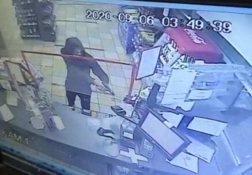 Був у масці та з пістолетом: відео нападу на АЗС в Ужгороді Був у масці та з пістолетом: відео нападу на АЗС в Ужгороді