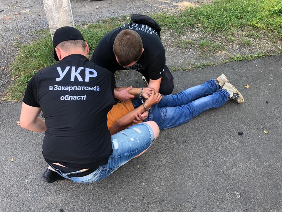 Погоджено підозру юнаку, який із пістолетом напав на АЗС Погоджено підозру юнаку, який із пістолетом напав на АЗС