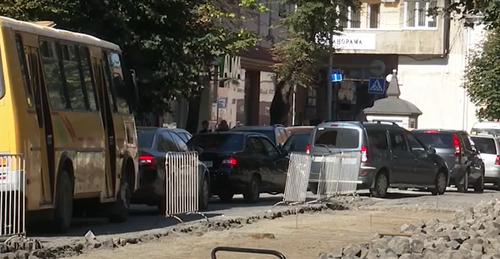 Сварки між водіями та обурення пішоходів: як у центрі Мукачева вже кілька тижнів ремонтують дорогу Сварки між водіями та обурення пішоходів: як у центрі Мукачева вже кілька тижнів ремонтують дорогу