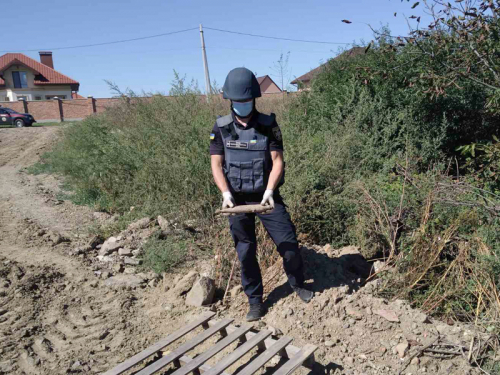 Закарпатські піротехніки знищили два вибухонебезпечні предмети Закарпатські піротехніки знищили два вибухонебезпечні предмети