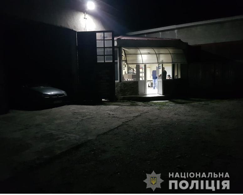 Стрілянина на Закарпатті: на підприємство увірвались двоє хлопців та відкрили вогонь Стрілянина на Закарпатті: на підприємство увірвались двоє хлопців та відкрили вогонь
