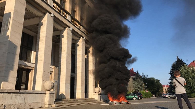 Акція протесту в Ужгороді: біля Закарпатської ОДА запалили шини Акція протесту в Ужгороді: біля Закарпатської ОДА запалили шини