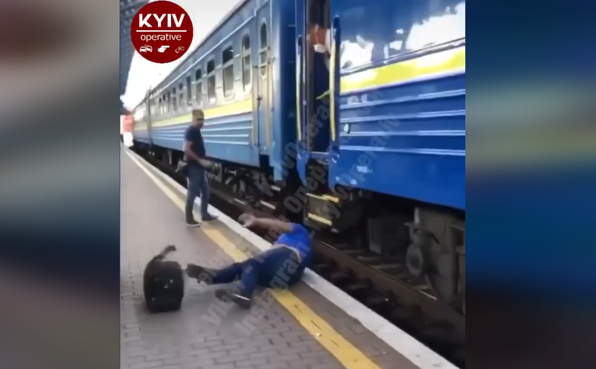 Посадка в потяг Київ-Ужгород ледь не закінчилась для чоловіка трагедією: оприлюднено відео Посадка в потяг Київ-Ужгород ледь не закінчилась для чоловіка трагедією: оприлюднено відео