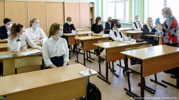 В Україні різко збільшилась кількість учнів та вчителів, які захворіли на коронавірус В Україні різко збільшилась кількість учнів та вчителів, які захворіли на коронавірус
