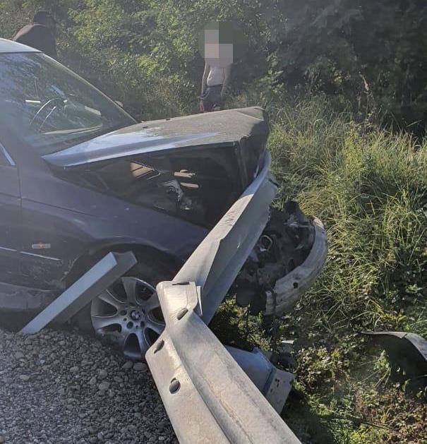 П’яний закарпатець без посвідчення водія протаранив відбійник П’яний закарпатець без посвідчення водія протаранив відбійник