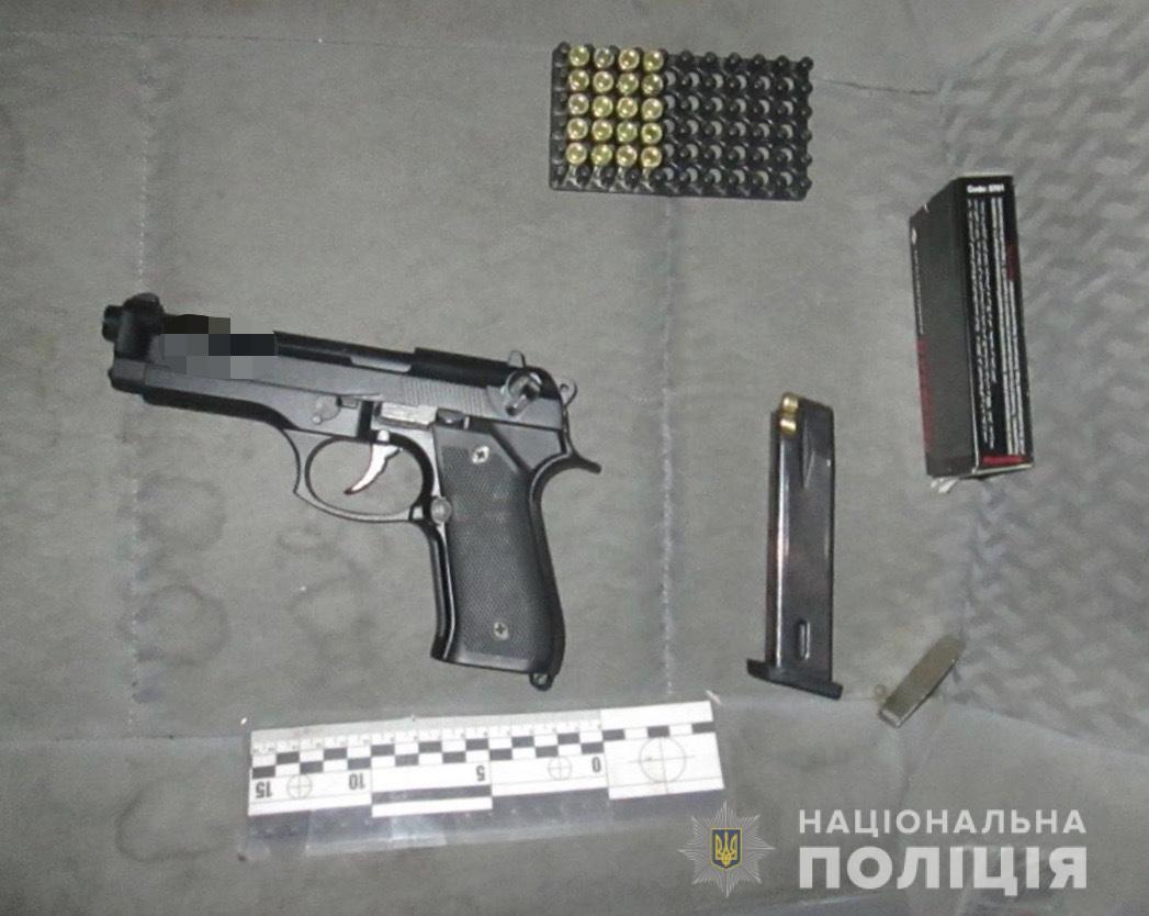 Поліцейські з автомобіля закарпатця вилучили нелегальну зброю та набої Поліцейські з автомобіля закарпатця вилучили нелегальну зброю та набої