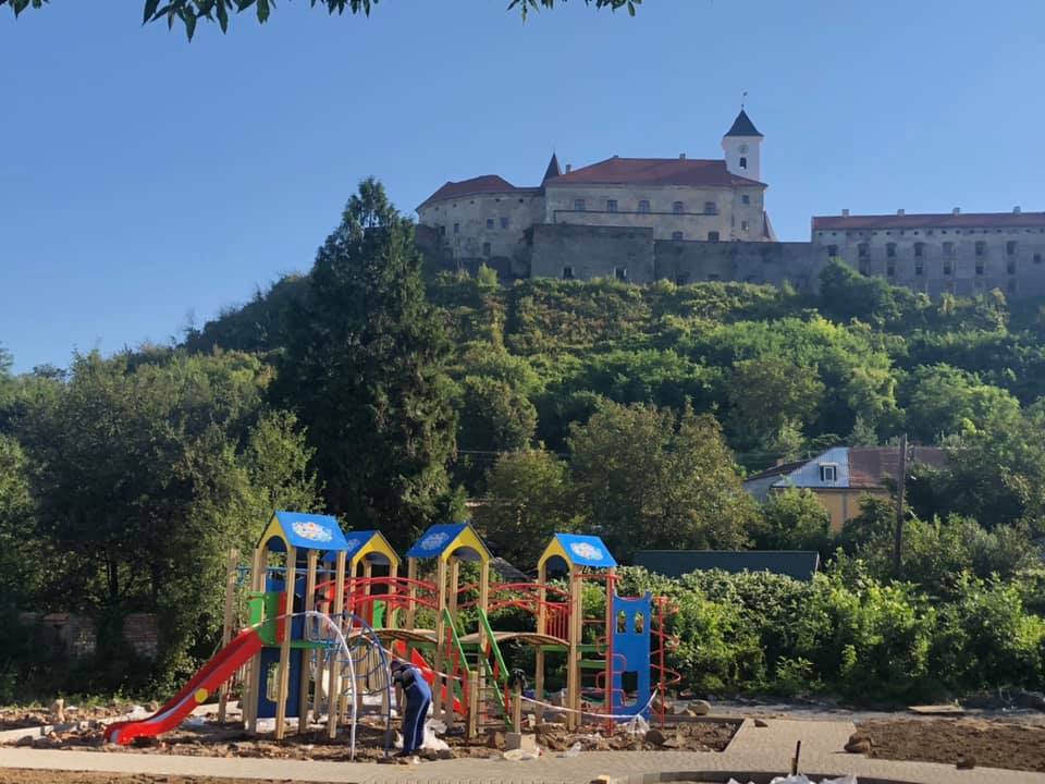 У мікрорайоні Паланок в Мукачеві облаштовують новий сквер У мікрорайоні Паланок в Мукачеві облаштовують новий сквер