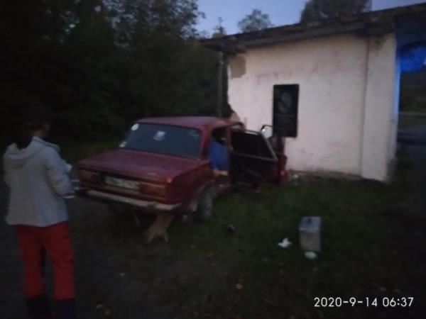 Вдосвіта водій на "Жигулях" врізався у автобусну зупинку: загинула людина Вдосвіта водій на "Жигулях" врізався у автобусну зупинку: загинула людина