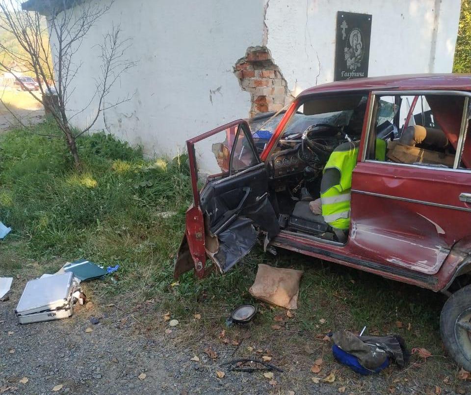 У моторошній аварії загинули двоє чоловіків: фото з місця події У моторошній аварії загинули двоє чоловіків: фото з місця події