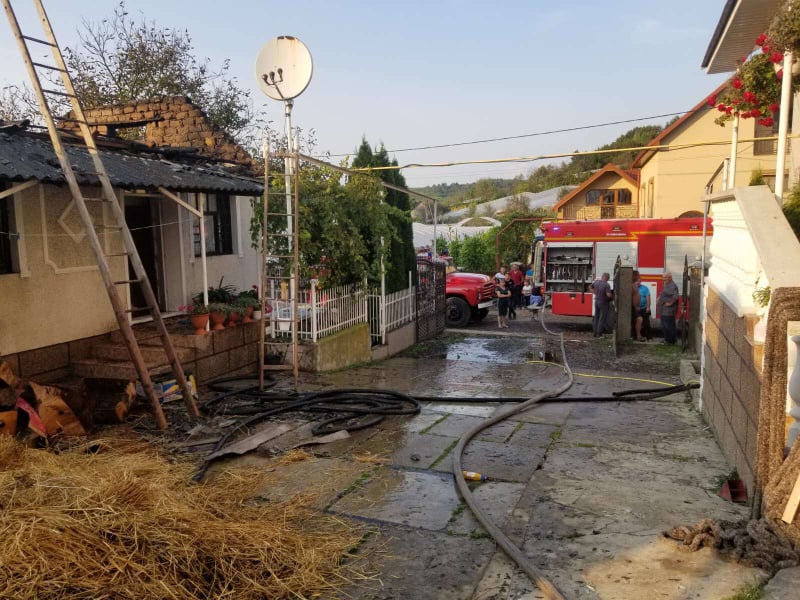 Рятувальники та місцеве населення гасили пожежу, яка виникла на горищі будівлі Рятувальники та місцеве населення гасили пожежу, яка виникла на горищі будівлі