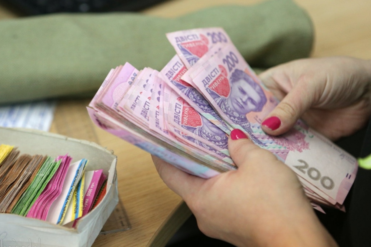 Профільне міністерство призупинило постанову про підвищення зарплати працівникам освіти Профільне міністерство призупинило постанову про підвищення зарплати працівникам освіти
