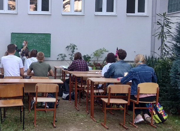 В одній зі шкіл Ужгорода проводять уроки надворі В одній зі шкіл Ужгорода проводять уроки надворі