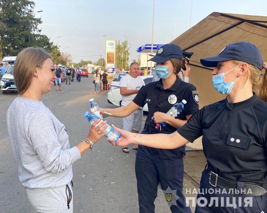 Поліцейські розгорнули пункт видачі води біля кордону, де утворилися кілометрові затори Поліцейські розгорнули пункт видачі води біля кордону, де утворилися кілометрові затори