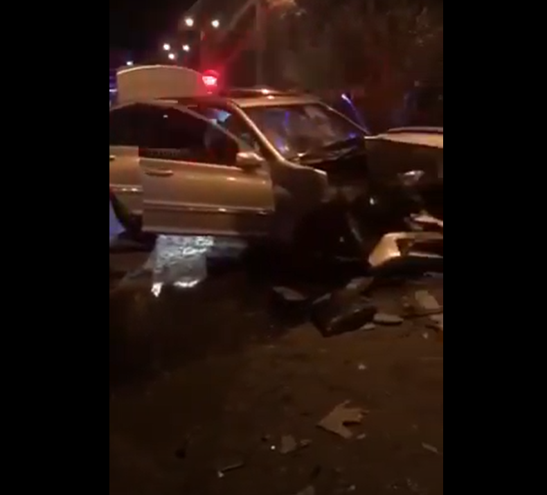Розкидані уламки по всій вулиці: опубліковано відео нічної ДТП у Виноградові Розкидані уламки по всій вулиці: опубліковано відео нічної ДТП у Виноградові