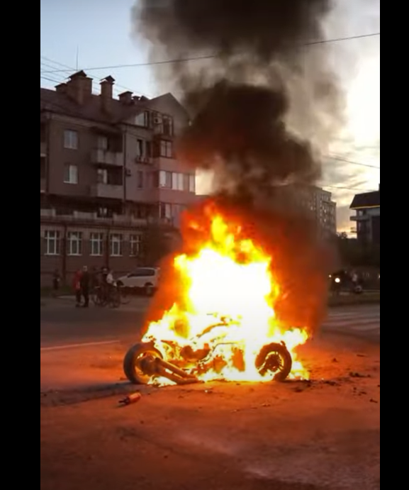 Пожежа в Ужгороді: під час руху загорівся трицикл Пожежа в Ужгороді: під час руху загорівся трицикл