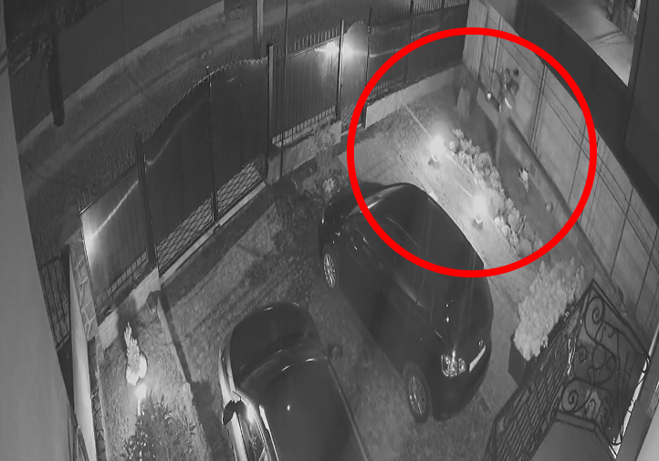 Злочин у Мукачеві записала камера спостереження: відео, як злодій перелізав паркан у двір та крав майно Злочин у Мукачеві записала камера спостереження: відео, як злодій перелізав паркан у двір та крав майно