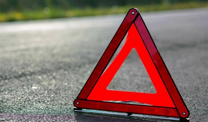 Автівка в’їхала у бетонну опору: четверо людей травмовані Автівка в’їхала у бетонну опору: четверо людей травмовані