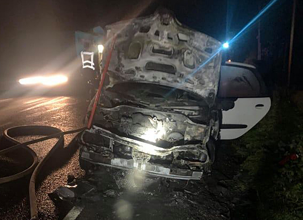 Ввечері на дорозі Воловець-Міжгір’я загорівся автомобіль Ввечері на дорозі Воловець-Міжгір’я загорівся автомобіль