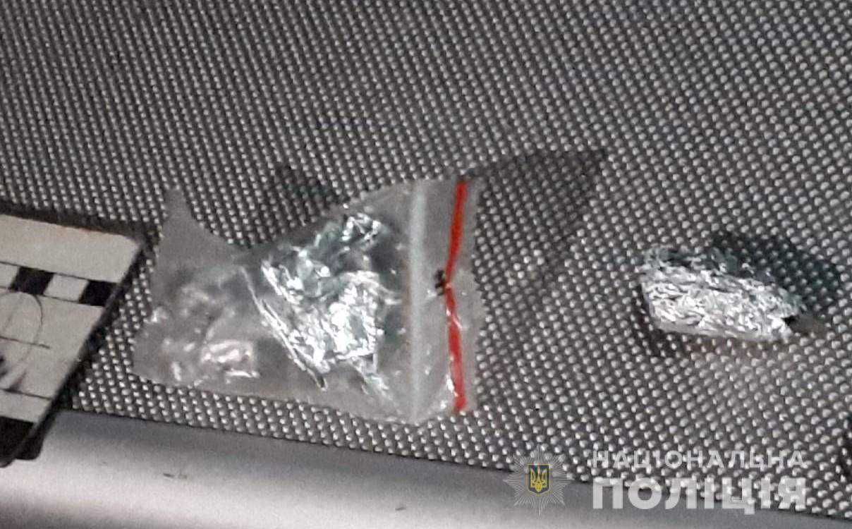 Два десятки пакетиків із амфетаміном та марихуаною виявив поліцейський у чоловіка Два десятки пакетиків із амфетаміном та марихуаною виявив поліцейський у чоловіка