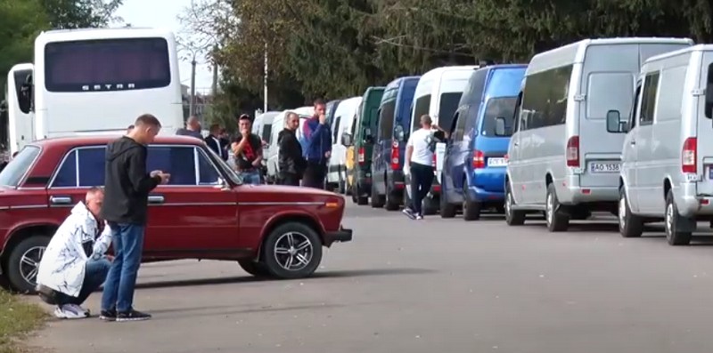 Новий бізнес для закарпатців: що відбувається поблизу КПП "Лужанка" Новий бізнес для закарпатців: що відбувається поблизу КПП "Лужанка"