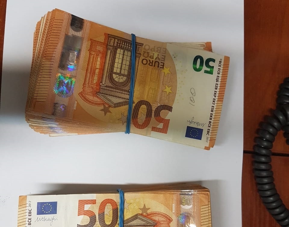 Чоловік хотів обманути митників, натомість втратив валюту на понад 650 тисяч гривень Чоловік хотів обманути митників, натомість втратив валюту на понад 650 тисяч гривень