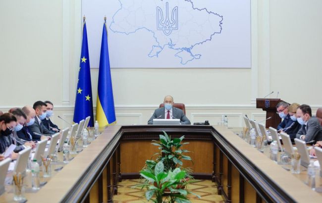 Влада планує призупинити підвищення мінімальних зарплат вчителів з 2021 року Влада планує призупинити підвищення мінімальних зарплат вчителів з 2021 року