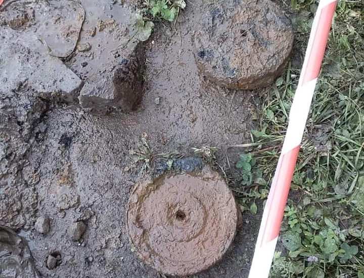 На одному із перехресть у Берегові виявили дві міни: на місце викликали поліцію На одному із перехресть у Берегові виявили дві міни: на місце викликали поліцію