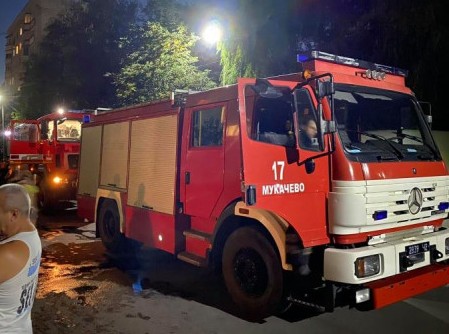 У Мукачеві горіли вхідні двері на магазині У Мукачеві горіли вхідні двері на магазині