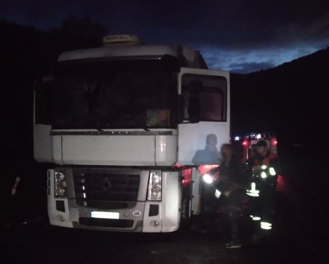 На межі Воловецького і Свалявського районів горіла вантажівка На межі Воловецького і Свалявського районів горіла вантажівка
