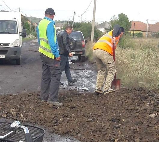 Після протестів у Берегові почали ремонтувати дорогу, але люди здивовані технологією Після протестів у Берегові почали ремонтувати дорогу, але люди здивовані технологією