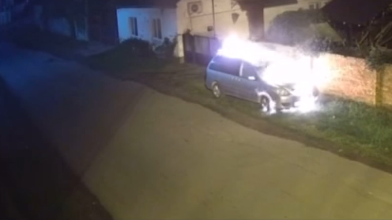 Вночі закарпатцю підпалили автомобіль: камери спостереження записали відео Вночі закарпатцю підпалили автомобіль: камери спостереження записали відео