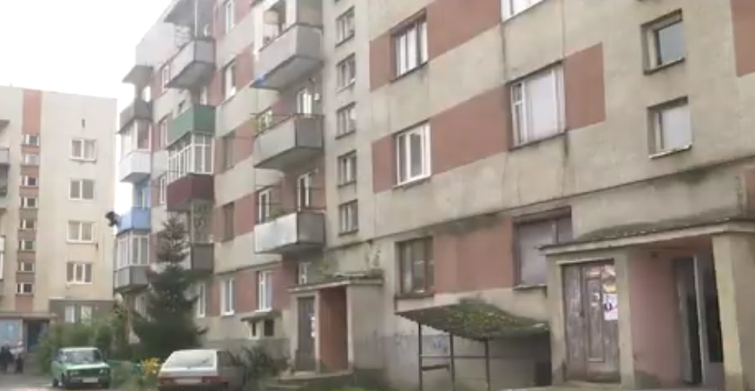 Жителі однієї з багатоповерхівок Мукачева скаржаться на "непроханих гостей" Жителі однієї з багатоповерхівок Мукачева скаржаться на "непроханих гостей"